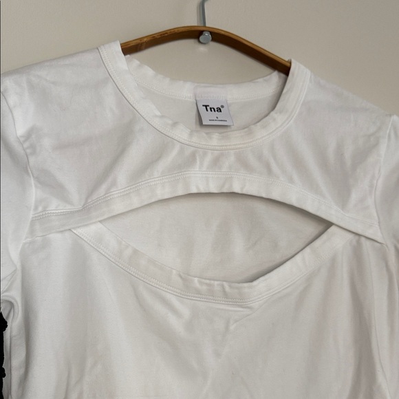 BNWT TNA White Cut-Out Long Sleeve Crop Top - Picture 4 of 4